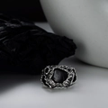 Anello vintage in argento sterling S925 con trama a roccia e intarsio nero - Taglia 14 Aperta (Regolabile 12-16) / Stile Aperto Argento Retrò Texture Irregolare (J1214)
