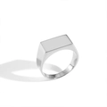 Detalle de anillo de sello cuadrado plateado pulido con superficie plana y estilo minimal - Talla US 7 (54mm) / Platino (YJ44953)