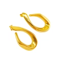 Detalle macro de pendientes de aro en C retorcidos dorados con diseño escultural de gota fluida - Dorado