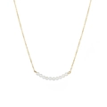 Detailansicht der vergoldeten Perlenkette mit geschwungenen weißen Perlen als Choker - Gold / Künstliches Perlweiß
