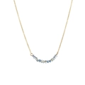 Detailansicht der Goldkette mit facettierten blauen Edelsteinperlen auf weißem Hintergrund - Gold / Blaugrauer Kristall