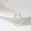 Collar minimalista dorado con un colgante redondo de textura martillada en cadena fina - Círculo Martillado (Oro Rosa) / Oro rosa
