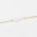 Minimalistische mehrlagige Edelstahl-Goldkette mit fünf runden weißen Perlen - Gold
