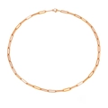 Gros plan d'un collier chaîne trombone en or rose avec un fermoir mousqueton sur fond blanc - Or Rose 42cm