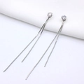 Dettaglio di orecchini a catena lunga in argento con pietre di zirconia rotonde lucide - Color Acciaio