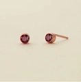 Minimalist round stud earrings with red rhinestone in rose gold plated steel - January Red (Garnet Color) / Rose Gold