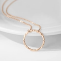 Detail der roségoldenen Hammerschlag-Halskette auf weißer Keramik für Damen - 15*15MM Einzelring 42+8CM Halskette / Roségold