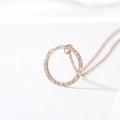 Dettaglio della collana con ciondolo a cerchio in oro rosa e finitura martellata unica - Oro rosa