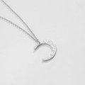 Collar de luna creciente de plata minimalista con acabado de textura martillada fina - Color Acero