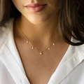 Elegante collar dorado con cinco perlas blancas lucido por una modelo con un estilo - 4MM-42+8CM / Rosa oro