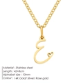 Detalle de collar de acero dorado con colgante de inicial 'E' y pequeño adorno de corazón - Letra E