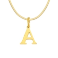 Dettaglio macro del ciondolo con lettera A dorata su una collana a maglia piatta - Lettera A / 1 Pezzo / Oro