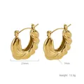 Detailed view of gold twisted croissant hoop earrings with 21mm width and 13.3g weight - Gold (TE19133)