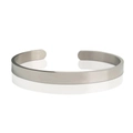 Détail d'un bracelet ouvert minimaliste en acier titane avec finition mate brossée - 6mm / Acier