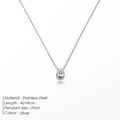 Dettaglio della collana con ciondolo a goccia in zircone e misure catena argento - Color Acciaio