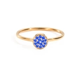 Minimalistischer goldener Titanstahlring mit einem pavégefassten blauen Geburtsstein - März Hellblau - Roségold