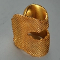 Pendiente de clip dorado con textura de malla en plata s925 de diseño minimalista moderno - Pieza Única / Oro de 18K