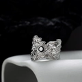 Anello vintage in argento S925 con texture fusa e pietra preziosa nera rotonda - Oro Bianco
