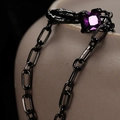 Anillo negro texturizado con gema púrpura cuadrada y detalle de cadena moderna - Negro con piedra púrpura