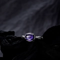 S925 zilveren ring met ovale paarse edelsteen en getextureerde schubben op de band - Open Maat 14 (Verstelbaar 12-17) / Witgoud