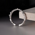 Verstelbare S925 sterling zilveren ring met moderne organische lava-textuur finish - Open Maat 13 (Verstelbaar 11-16) / Witgoud