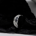 S925 Sterlingsilber Ring mit Hammerschlag-Textur und dunkelblauen Saphiren - Offene Größe 14 (Verstellbar 12-17) / Weißgold