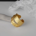 Anello largo dorato regolabile con trama irregolare stropicciata e stile moderno - Taglia Aperta 14 / Oro 18K