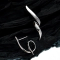 Orecchini asimmetrici in argento S925 con linee di metallo liquido astratte e curve - Oro Bianco