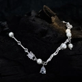 S925 Sterling Silber Perlenarmband mit Tropfen-Zirkonia auf Kohle-Holz Hintergrund - 925er Silber / Weißgold