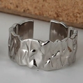 Minimalistische zilveren open ring met gekreukte lavatextuur en brede verstelbare band - Verstelbare Maat 14 / L-Brede Versie (Witgoud)