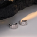 Elegante earcuff in argento S925 con zirconi scintillanti e texture martellata - Oro Bianco (Singolo) / Argento 925
