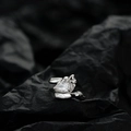 Polsino per orecchio in argento S925 con zircone a pera e design fluido con texture moderna - Oro Bianco (Singolo) / Argento 925