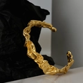 Brazalete dorado abierto con textura de lava y acabado fundido irregular - Plata 925 / Chapado en oro 18K