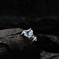 Earcuff de plata estilo gótico con textura de espinas y circón cuadrado azul claro - Plata 925 / Pieza Única / Oro Blanco