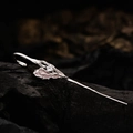 Pendiente de pétalo rosa esmaltado con circonita cuadrada sobre rama de metal plateado - Plata 925 / Rosa Sakura