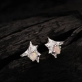 Pendientes de estrella en plata S925 con textura irregular y piedra de ópalo - Plata 925 / Bañado en Platino (Con Cierres de Plata)