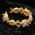 Anillo vintage chapado en oro con textura irregular y piedras de opalo rosa - Textura de Lava Única (Gema Rosa) / Chapado en Oro de 18K (Pieza única)