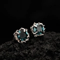 Pendiente de plata S925 con piedra azul engastada en una garra de espina - Plata 925 / Platino (Con Tapones de Plata)