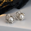 Orecchini a perno in argento S925 con perla e texture irregolare dal design floreale - Argento 925 / Oro Bianco