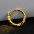 Orecchino huggie in argento S925 dorato con un'elegante trama a onde raffinata - Argento 925 / Oro 18K (Singolo)