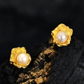 Orecchini a perno in oro con base in metallo irregolare su sfondo in legno nero - Argento 925 / Oro 18K