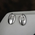 Minimalistische S925 Sterling Silber Perlenohrringe mit hohlem ovalem Metalldesign - 925er Silber / Platiniert (Mit Silber-Ohrringverschlüssen)