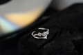 S925 Silberring unregelmäßiges offenes Design mit minimalistischen Zirkonia Steinen - Offen (Verstellbar) / Weißgold