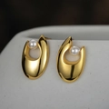 Elegante goldene Hohl-Ohrringe mit Perlen, präsentiert auf weißem Keramikgefäßrand - 925er Silber / 18K Vergoldet (Mit Silber-Ohrringverschlüssen)
