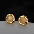 Pendientes de plata 925 con ágata blanca y marco dorado de forma irregular minimalista - Piedra Blanco Lechoso (E1272) / Plata 925 / Dorado