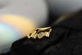 Minimalistischer S925 Silberring in Gold mit drei funkelnden Zirkonia-Steinen besetzt - Offen (Verstellbar) / 18K Gold