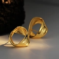 Pendientes minimalistas de plata S925 con diseño ondulado orgánico en acabado dorado - Plata 925 / Oro de 18 quilates (con tapón de plata)