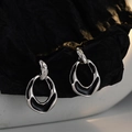 Unregelmäßige silberne Ohrringe mit schwarzer Emaille in minimalistischem Design - 925er Silber / Weißgold