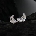 Pendientes de luna en plata S925 con circonitas de colores sobre una roca negra - Forma de Luna Irregular / Bañado en Platino (Con Cierres de Plata)