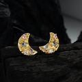 Pendientes de luna creciente dorada con circonitas de colores y diseño de estrellas - Forma de Luna Irregular / Bañado en Oro de 18K (Con Cierres de Plata)